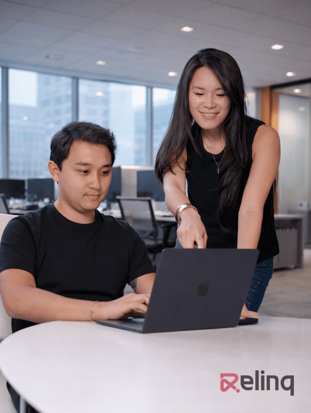 Pessoas olhando para o computador felizes